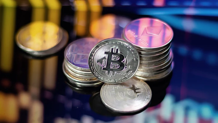 Peter Schiff Sparks Bitcoin Debate by Challenging Its Supply Limit