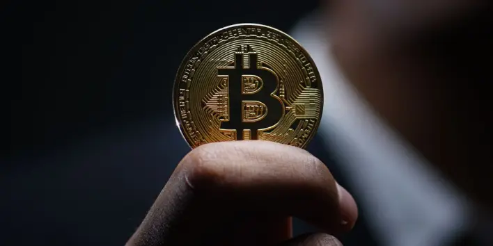 Bitcoin Smashes $124K, Eyes Apple’s $3.4 Trillion Valuation